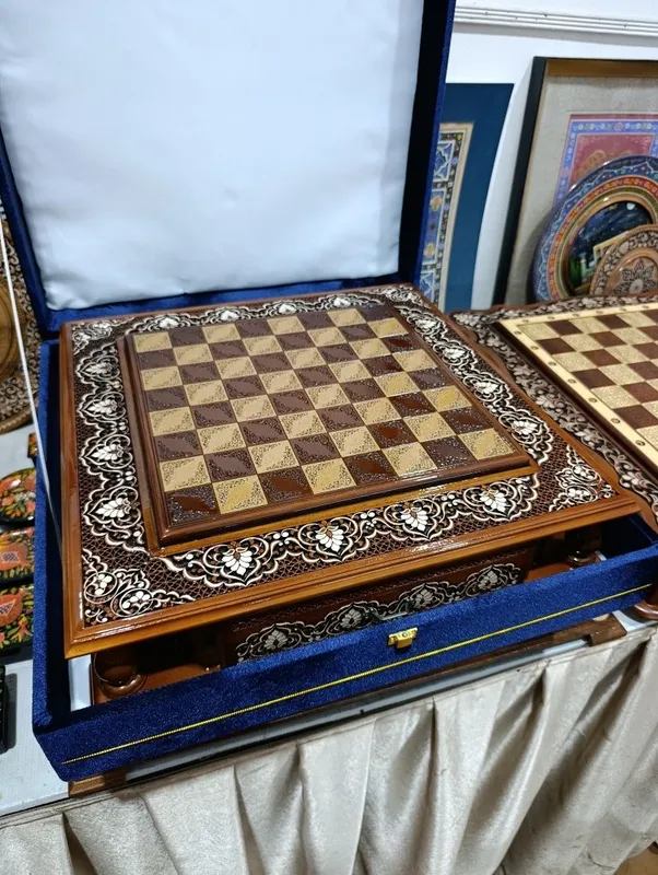 Шахматы Shaxmat 40×40 sm yongʻoq daraxtidan 1 Шахматы Shaxmat 40×40 sm yongʻoq daraxtidan 1