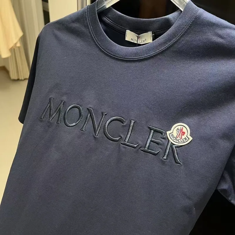Футболка Moncler в хорошем качестве.