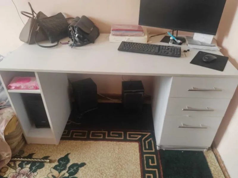 Kompyuterniy stol Kompyuterniy stol