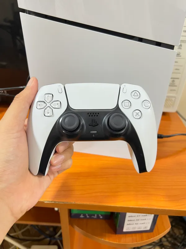 Playstation Slim 1tb + 1tb.   2 Джойстик и каробка 4
