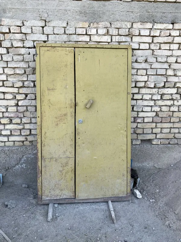 Temir eshik sotiladi