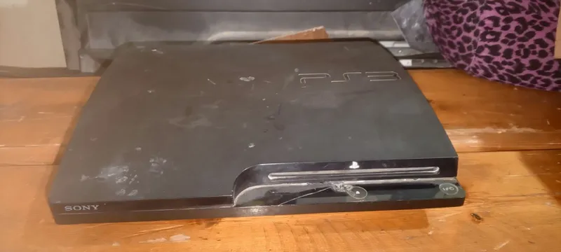 Playstation 3 slim sotiladi 2 ta yangi pulti bilan