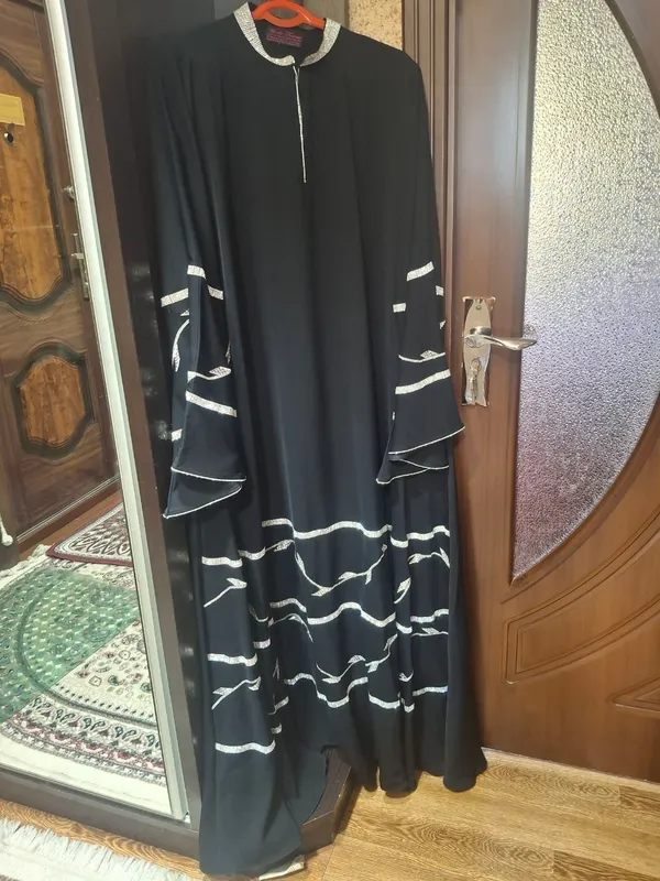 Abaya qora