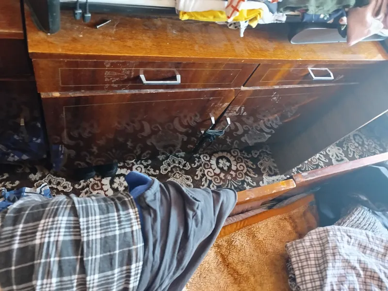 шкаф трюмо. с зеркалом прикроватные тумбы и кроват 4