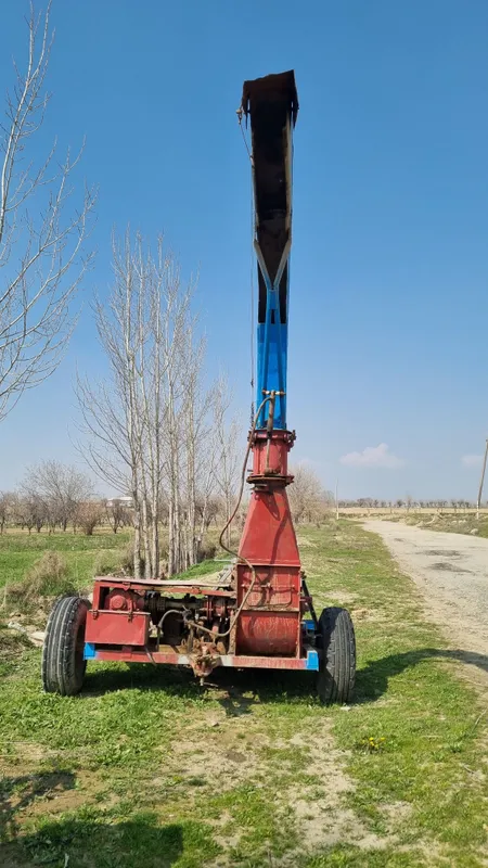 Комбайн Kipi 2.4, убирающий кукурузу 2 Комбайн Kipi 2.4, убирающий кукурузу 2