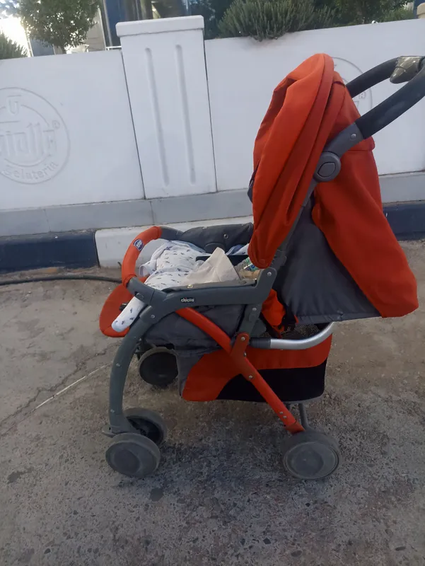 Kichik nuqsonli qizil bolalar aravachasi 2