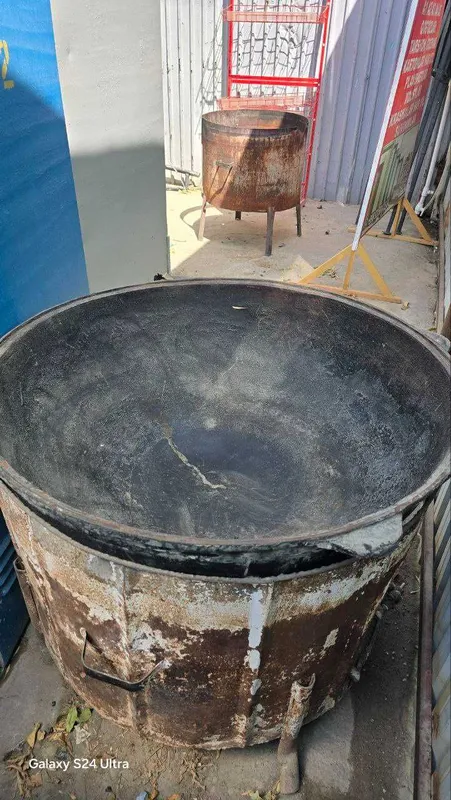 Казан чугунный на 60кг с очагом. Казан чугунный на 60кг с очагом.