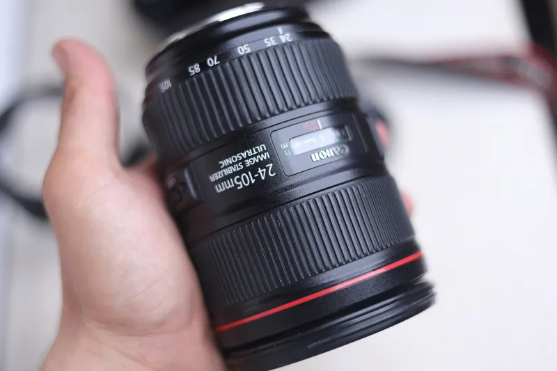Canon EF 24-105 f/4 2-pokalena obektiv sotiladi