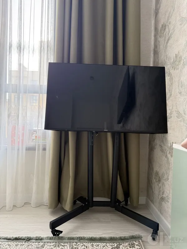 G‘ildirakli stendli Xiaomi Smart TV televizori 1 G‘ildirakli stendli Xiaomi Smart TV televizori 1