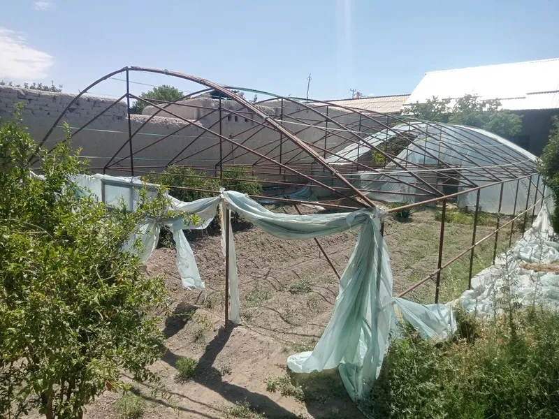 Парник сотилади рассия трубаларидан термиз килиб тахланган 10 х 20 1 Парник сотилади рассия трубаларидан термиз килиб тахланган 10 х 20 1