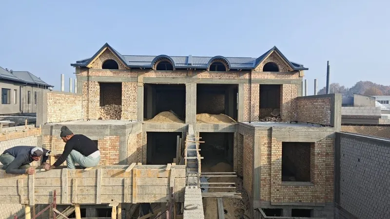 Uy sotiladi 3 sotix korobka Nazarbek Sanatoriyada