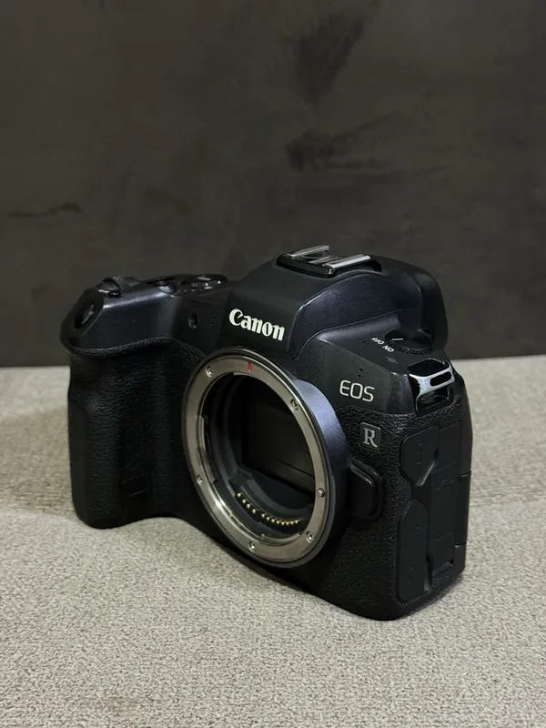 Canon R. :16-35 f2.8 :50 f1.8 2 Canon R. :16-35 f2.8 :50 f1.8 2