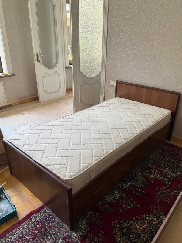 Кровать вместе с матрасом 2