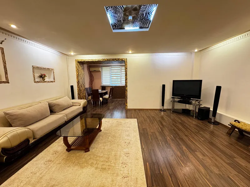 3 xonali kvartira sotiladi, 80 m², 2/4 (g‘ishtli uy), Mirzo-Ulug‘bek tumani 3