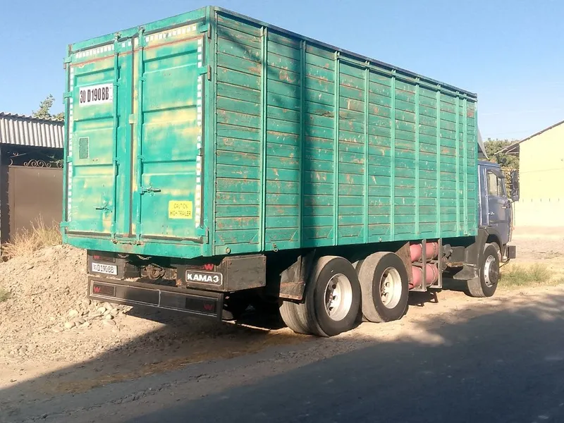 Kamaz ishlab turgan moshina