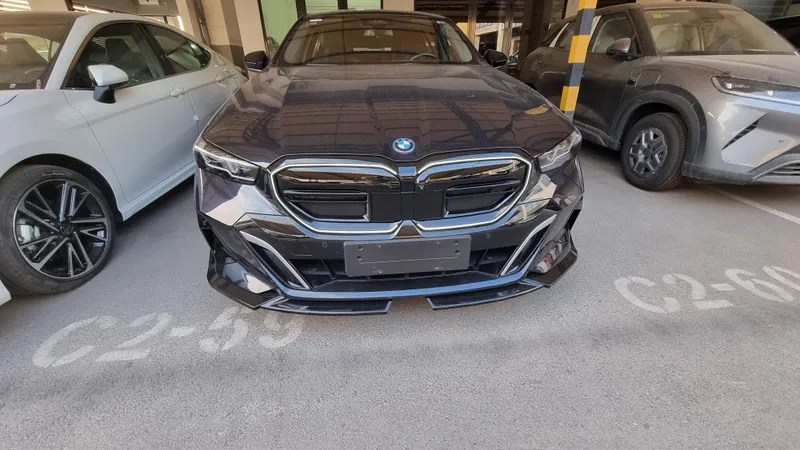 BMW i 5 qoraga bardoviy