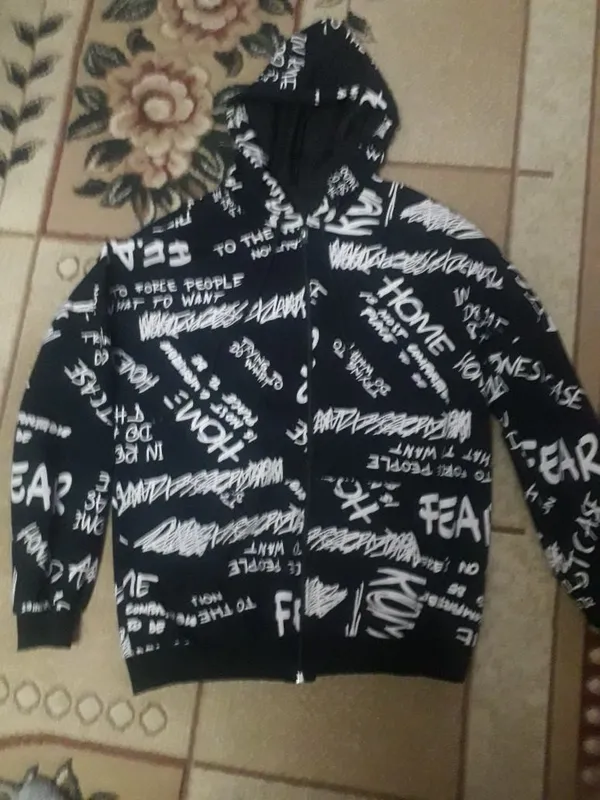 Kapyushonli sport kurtkasi sotiladi Kapyushonli sport kurtkasi sotiladi