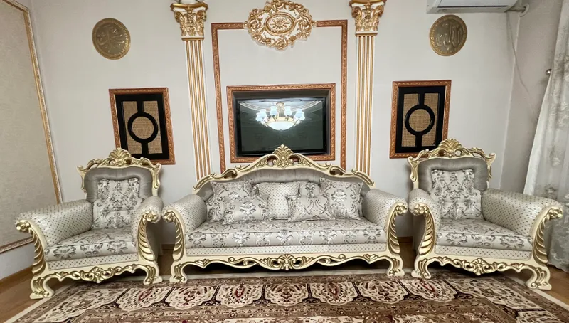 Роскошный диван для гостиного зала