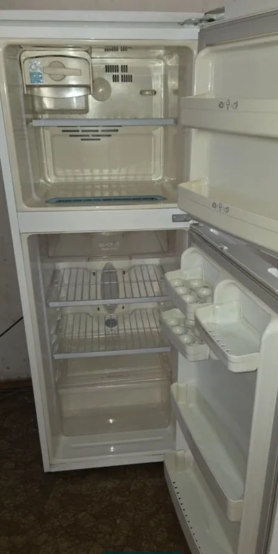 LG muzlatgich sotiladi, holati o‘rtacha 2