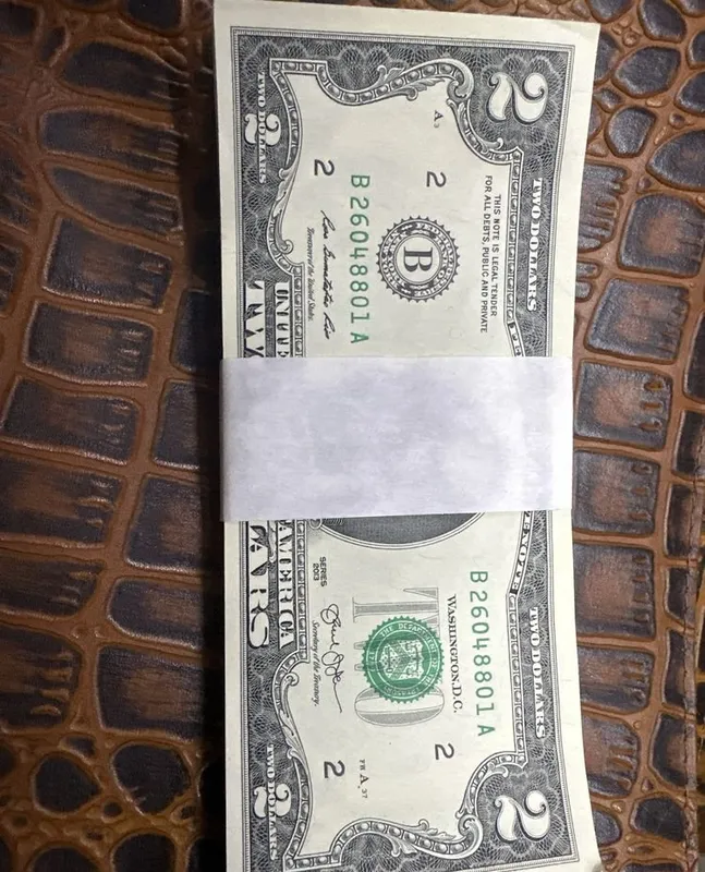 2 dollarlik kupyuralar pachkasini sotaman. 2 dollarlik kupyuralar pachkasini sotaman.