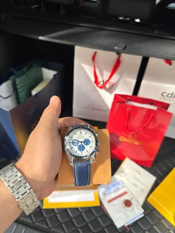 Omega Speedmaster Moonphase Moonphase Chronograph (oq siferblat, ko‘k qo‘shim 1 Omega Speedmaster Moonphase Moonphase Chronograph (oq siferblat, ko‘k qo‘shim 1