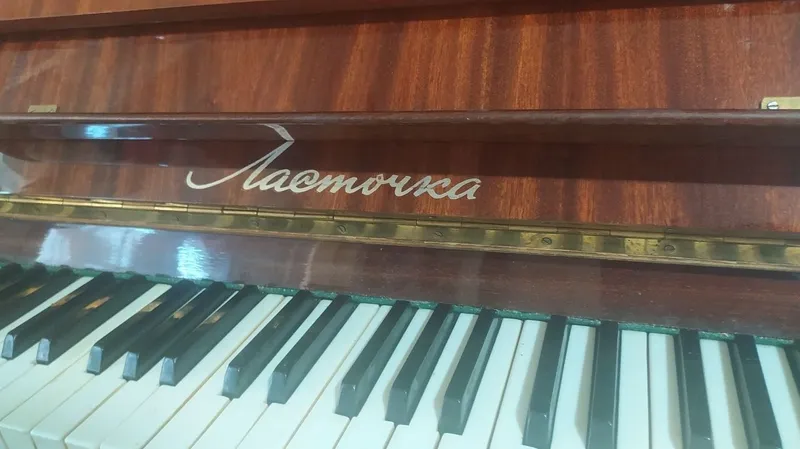 Продаётся пианино Ласточка 1