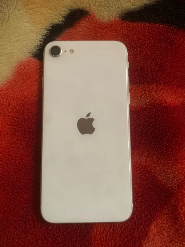 Iphone se 2022 emeykasi otmagan 100$ — фото 1