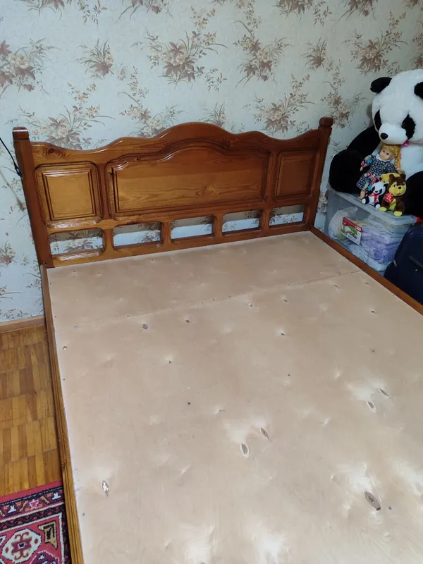 Кровать двуспальная из цельного дерева