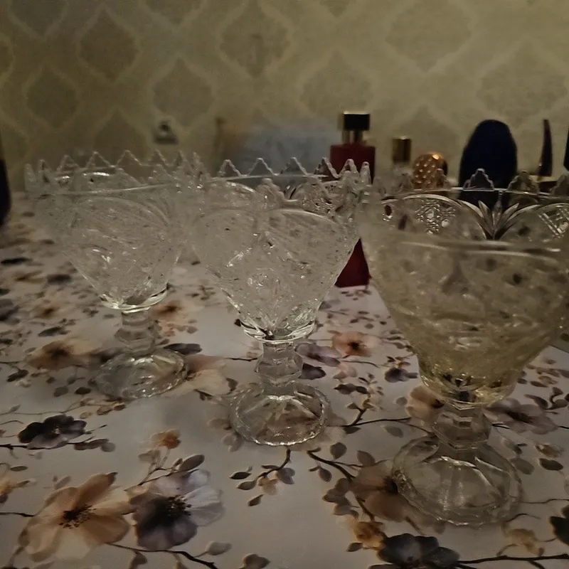 Xrustall idishlar to'plami sotiladi