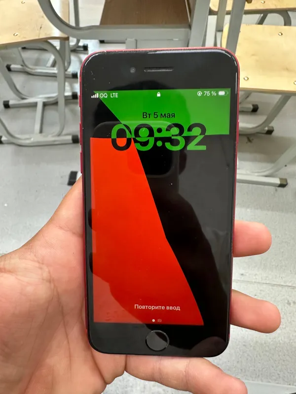 Iphone SE состояние хорошее, память 77, есть отпечаток, iCloud есть 7