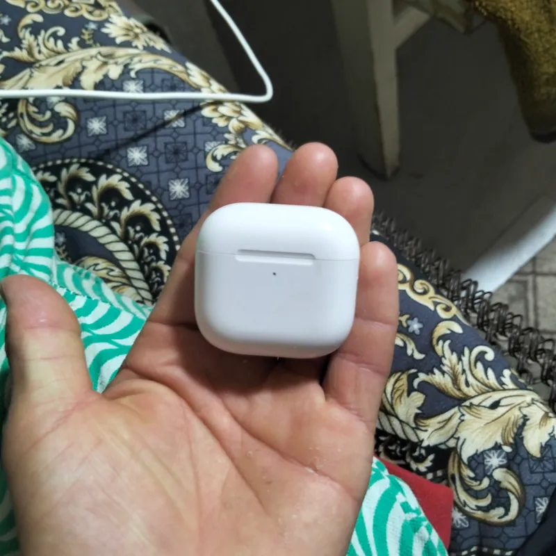 Планшет с AirPods 4