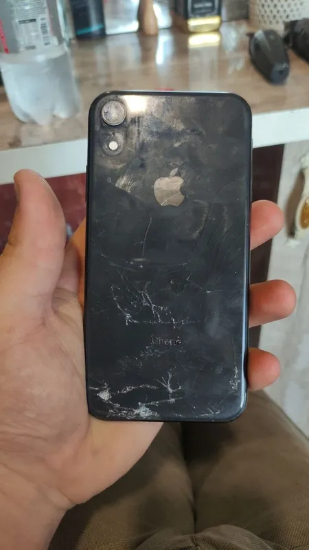 Продаётся iPhone Xr, заднее стекло треснуто, Face ID не работает 2