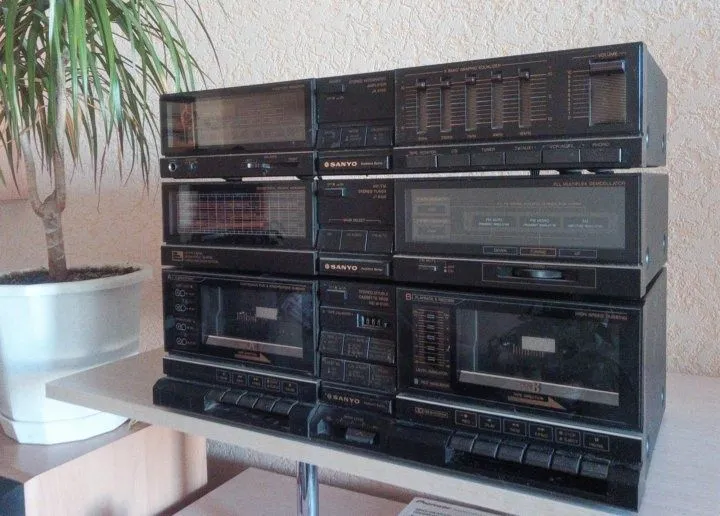 Продам магнитолу SANYO Продам магнитолу SANYO
