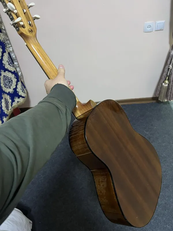 Gitara sotiladi . Chiroyli xolatda