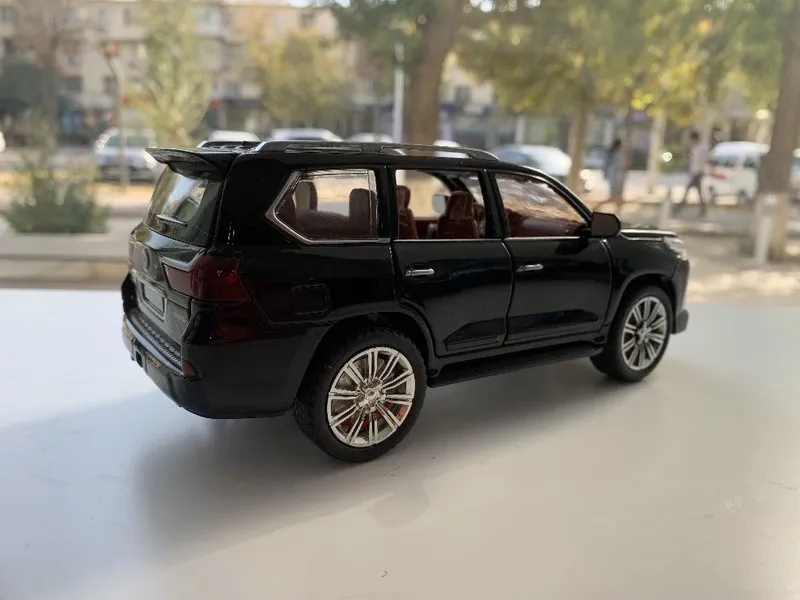Modelka Lexus LX570 1:24 3