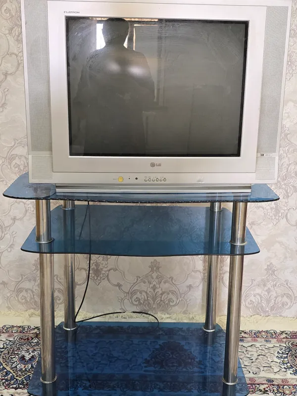 LG televizor padstavkasi bilan.