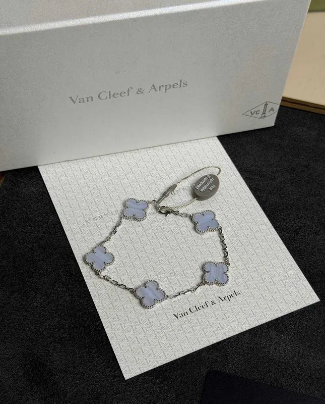 NEW Браслет Van Cleef & Arpels Vintage Alhambra 5 motifs Chalcedony 1 NEW Браслет Van Cleef & Arpels Vintage Alhambra 5 motifs Chalcedony 1