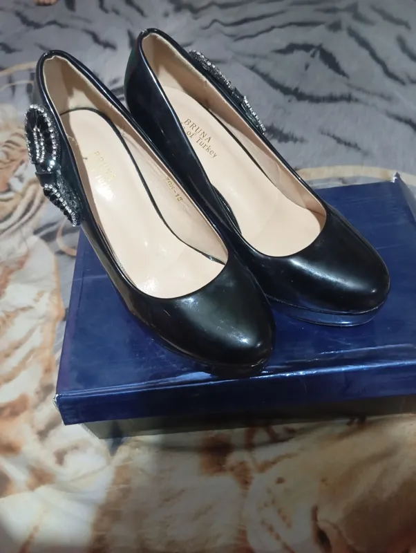 Tufli yangi bir marta kiyilgan oyoq kiyim 2 Tufli yangi bir marta kiyilgan oyoq kiyim 2