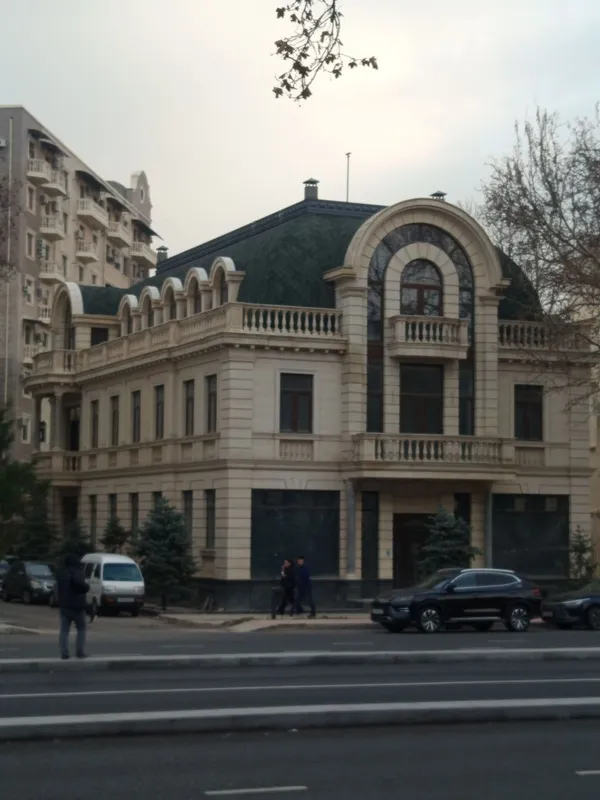 Продаётся здания р.Яккасарайском в Шота Руставели вдоль дороги 4