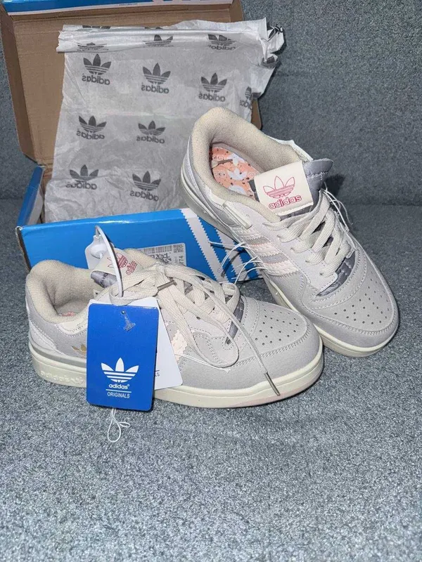 Продаются кроссовки Adidas Forum Low
