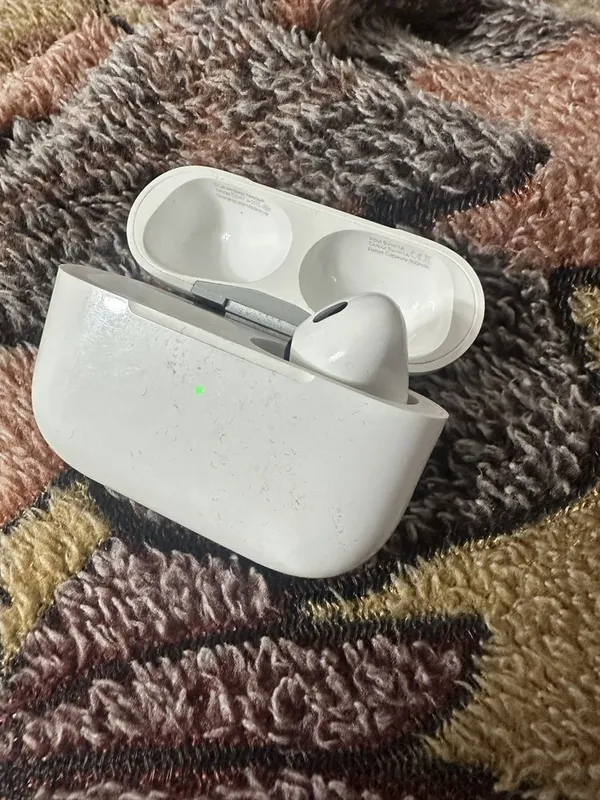 Продам правый наушник AirPods Pro с кейсом 1 Продам правый наушник AirPods Pro с кейсом 1