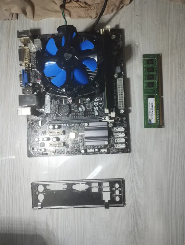 ECS LGA1155 + Core i3 + 4GB DDR3 + Kuler 1
