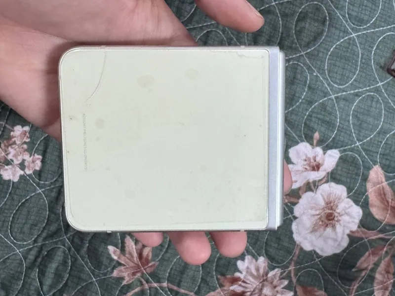 Samsung Galaxy Z Flip 3 ustidagi laminatsiya — фото 3