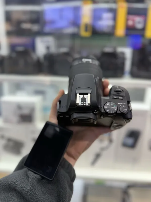 Canon 250 D + комплект 18-55 III 3