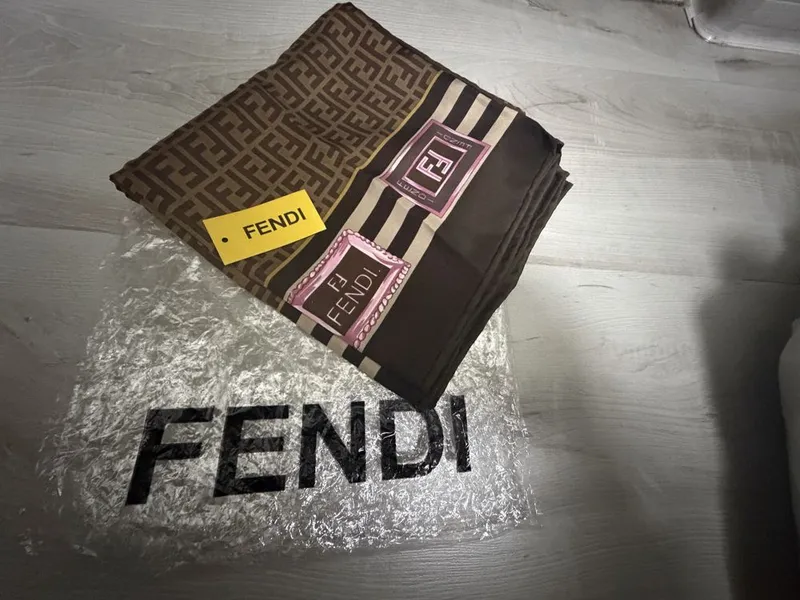 Платок FENDI оригиналь,сумочка .