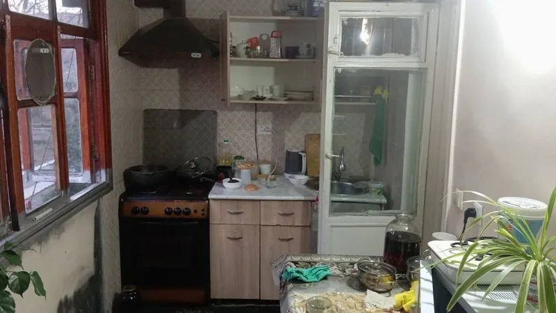 продам чиланзар 24.  двух комнатная.  балкон 2*6 4