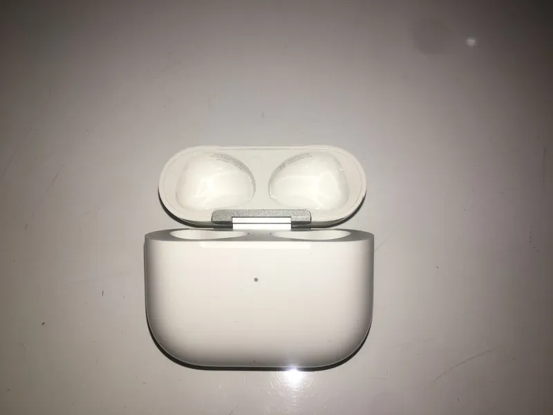 Air Pods 3 generation, продается только Кейс — фото 1