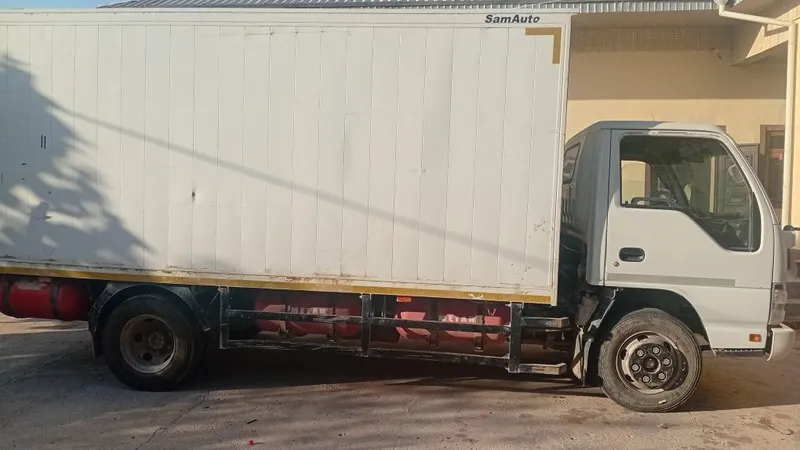 Isuzu sotiladi Bortli yuk tashuvchi 1 Isuzu sotiladi Bortli yuk tashuvchi 1