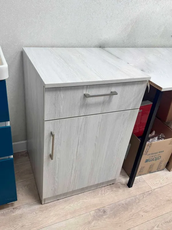 Продам комплект двух тумбочек и полки в идеальном состоянии 3