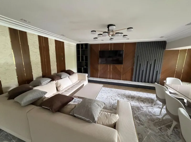 метро Космонавтов 4-комнатная. 140м2
